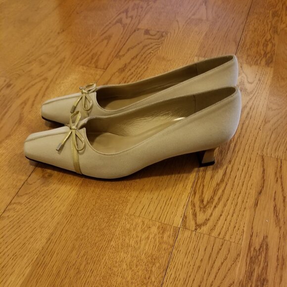 STUART WEITZMAN Vintage Kitten Heels shoes size 7.5 - Cream - Picture 3 of 11